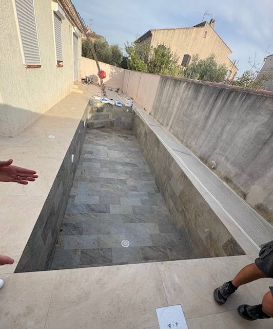 Pose d'une piscine 9x3 haut de gamme sur mesure dans le var