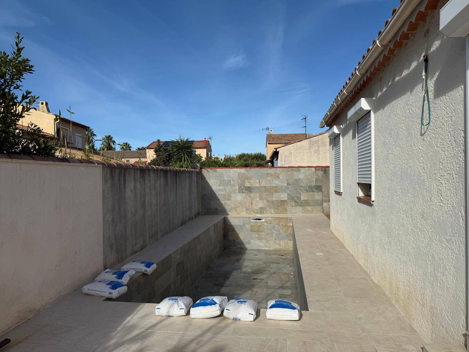 Mise en service d’une piscine en béton carrelé au Pradet
