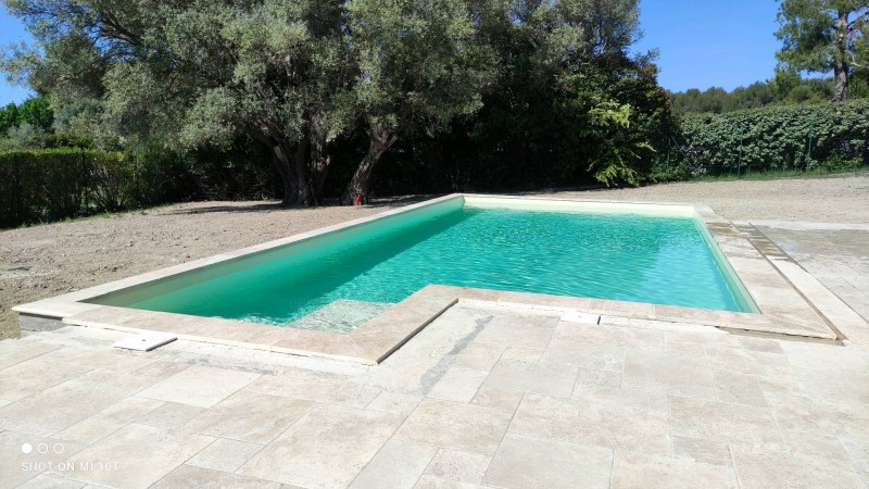 Chantier de construction de piscine béton terminé au beausset près de Toulon