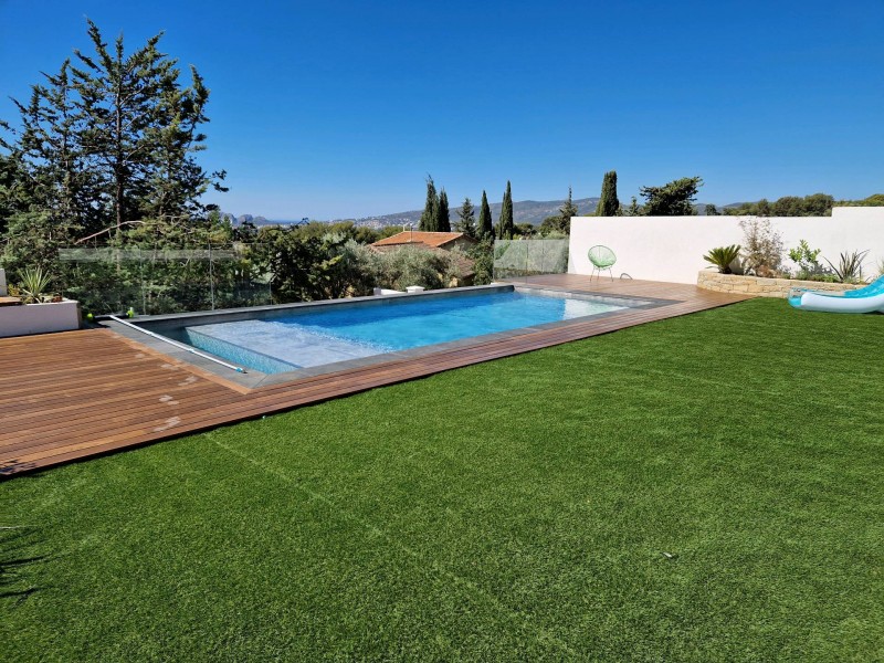 Construction d'une piscine miroir en béton à Saint-Tropez dans le Var
