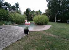 Construction piscine contemporaine avec plage immergée et volet à Bandol 83