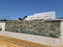Piscine débordement avec carrelage en pierre naturelle à La Ciotat