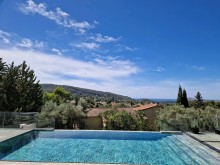 Piscine débordement avec carrelage en pierre naturelle à La Ciotat