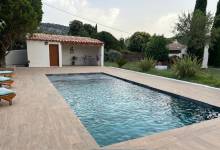 Remplacement carrelage bord de piscine béton au Broussan proche de Ollioules