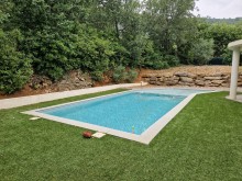 Construction d'une piscine creusée avec revêtement liner fond galets à Sollies Toucas