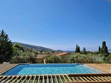 Piscine débordement avec carrelage en pierre naturelle à La Ciotat