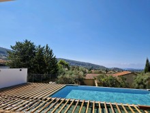 Piscine débordement avec carrelage en pierre naturelle à La Ciotat
