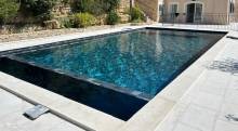 Rénover sa piscine au Beausset dans le VAR en faisant installer une banquette.