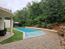 Construction d'une piscine creusée avec revêtement liner fond galets à Sollies Toucas