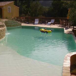 Piscine californienne à Sollies-Toucas