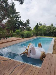 Construction piscine contemporaine avec plage immergée et volet à Bandol 83