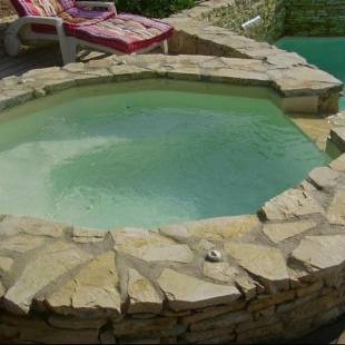 Jacuzzi à débordement à Sollies-Toucas